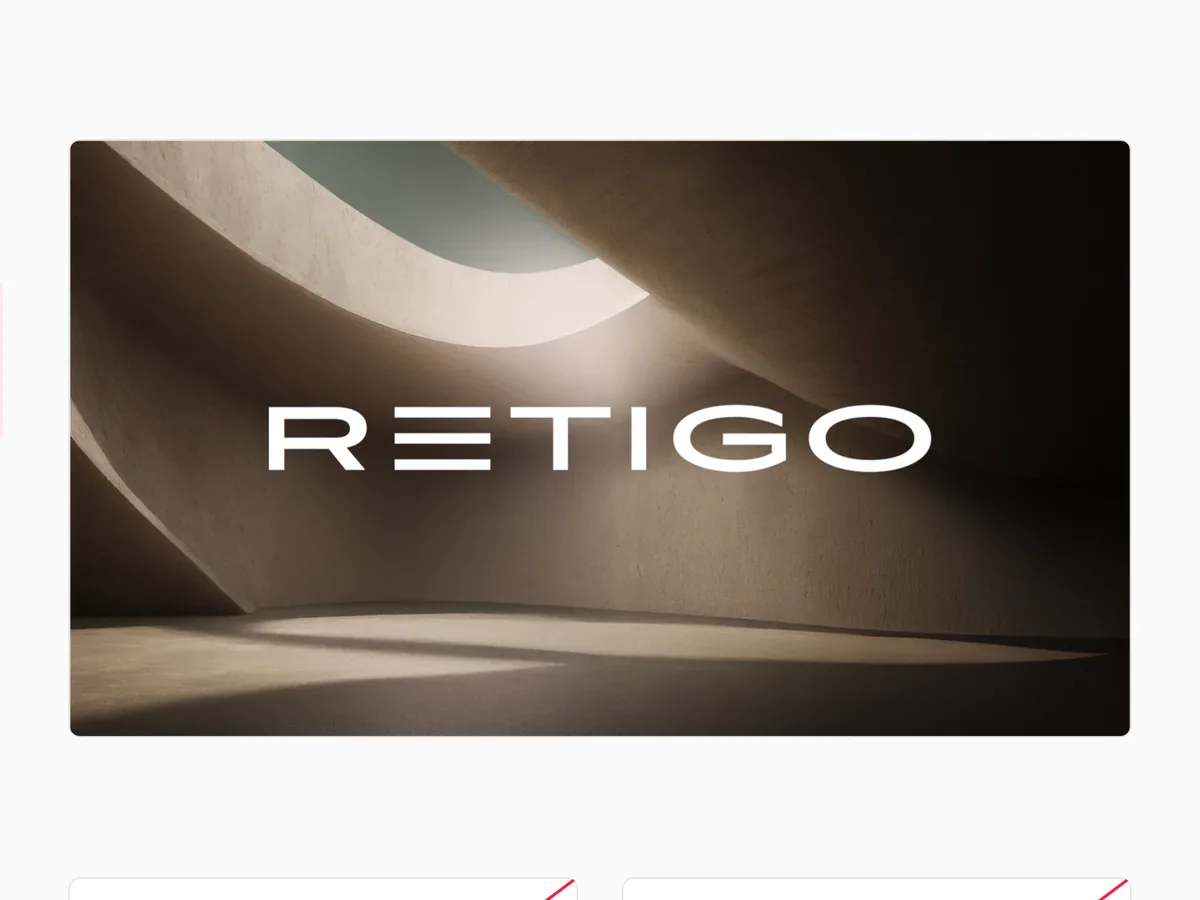 Bílé logo Retigo na fotografii betonové architektury